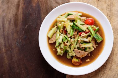 Buğulanmış domuz sosisile baharatlı salatalık salatası