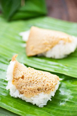Tay tatlı (Khao Niao Sangkhaya), üstüne yumurta muhallebi tatlı yapışkan pirinç ve taze muz yaprak sarma
