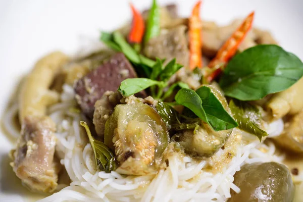 Thaise groene Curry Kip met rijst noedels — Stockfoto