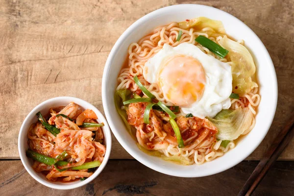 Mi Kimchi sup pedas dengan telur dan sayuran — Stok Foto