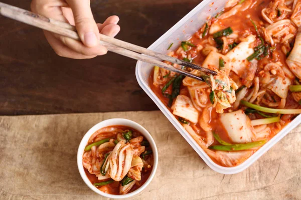 Col Kimchi en la caja de plástico con palillos — Foto de Stock