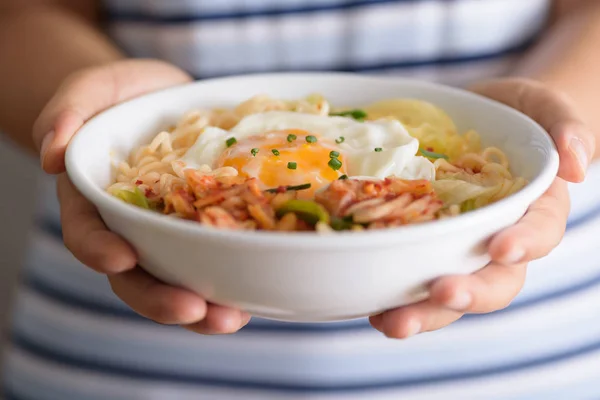 Kimchi Nudel würzige Suppe mit Ei und Gemüse — Stockfoto