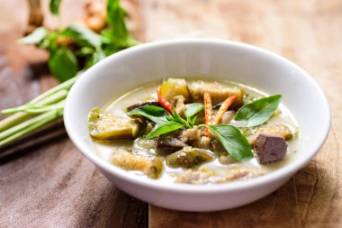 Tay yeşil köri tavuk, Tay gıda