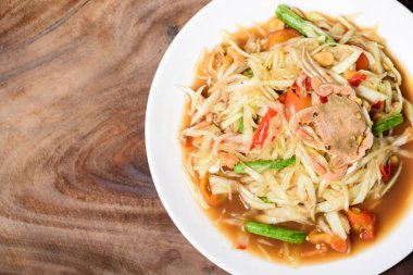 Baharatlı yeşil papaya salatası, Tay gıda (Som Tum)