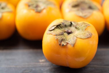 Ahşap masa, sağlıklı meyve olgun hurma meyve