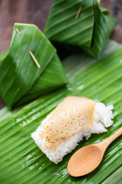 Tay tatlı (Khao Niao Sangkhaya), üstüne yumurta muhallebi tatlı yapışkan pirinç ve taze muz yaprak sarma