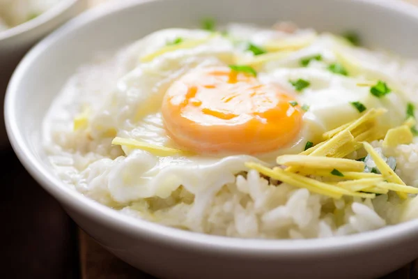 Sopa de arroz tailandês ou arroz cozido com carne de porco e ovo — Fotografia de Stock