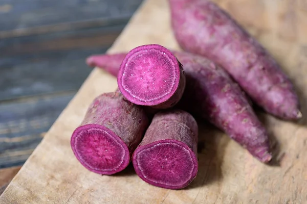 Purple batatas en madera — Foto de Stock