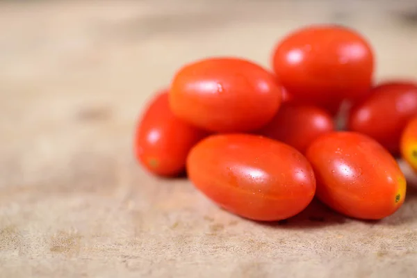 Tomates cereja frescos em fundo de madeira — Fotografia de Stock