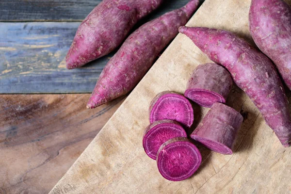 Purple batatas en madera — Foto de Stock