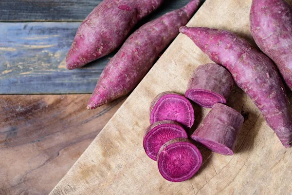 Ahşap üzerinde mor tatlı patates