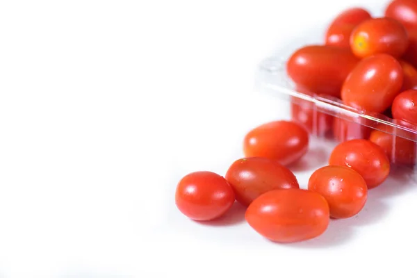 Tomates cherry frescos sobre fondo blanco — Foto de Stock