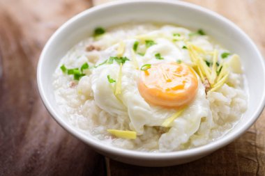 Tay pirinç çorbası veya domuz eti ile yumuşak haşlanmış pirinç