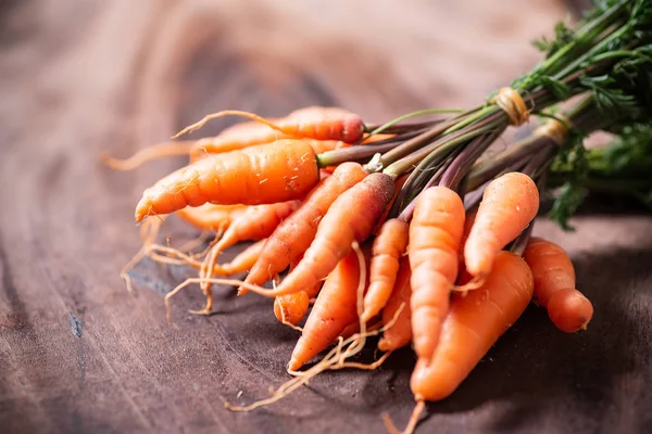 Ahşap arka plan, organik sebze taze havuç