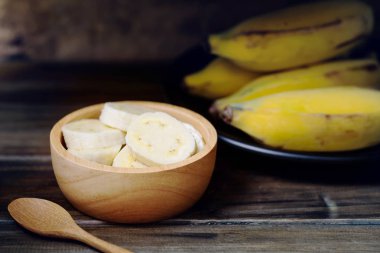 Kasede dilimlenmiş muz.