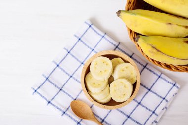 Bir kase ve muz meyve demet dilimlenmiş muz