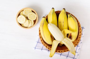 Bir sepet ve dilimlenmiş muz soyulmuş muz meyve 