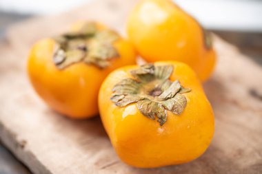 Olgun hurma meyve ahşap arka plan üzerinde