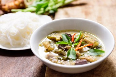 Tay yeşil köri tavuk ve Pirinç Noodle