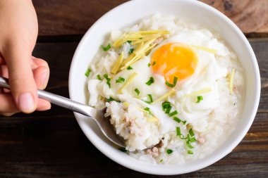 Tay pirinç çorbası veya domuz eti ve yumurta ile yumuşak haşlanmış pirinç