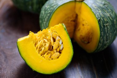 Ahşap arka planda yeşil kabaklar