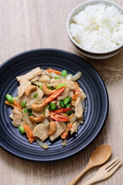 Kaju fıstığı ve pirinç ile kızarmış tavuk