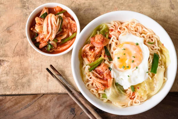 Mi Kimchi sup pedas dengan telur — Stok Foto