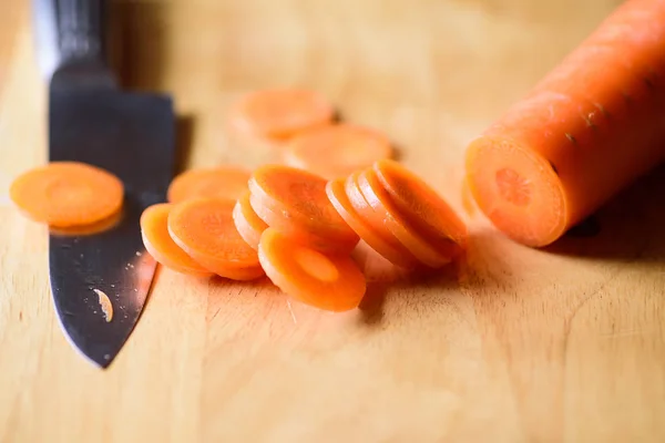 Καρότο σε φέτες σε ξύλινη σανίδα — Φωτογραφία Αρχείου