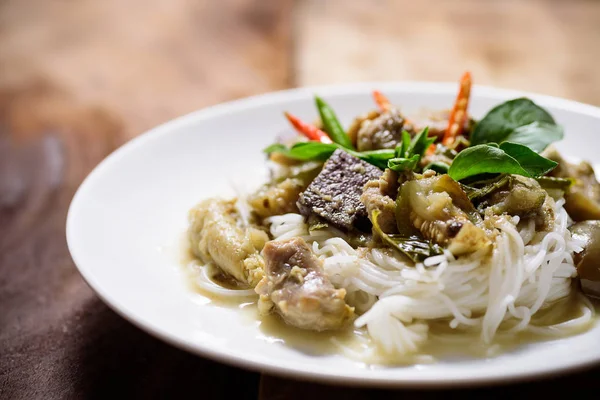 Тайський зелений каррі курка з рисовою локшиною, тайської кухні — стокове фото