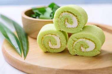 Pandan rulo pasta ve ahşap taze pandan yaprağı