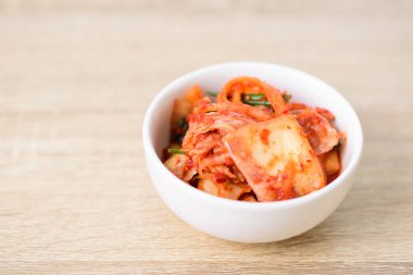 Ahşap arka planda bir kase kimchi lahana, Kore Gıda