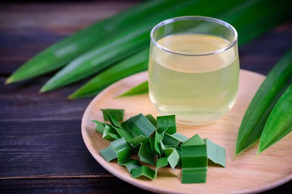 Pandan içecek ve dilimlenmiş pandan yaprağı, Asya sağlıklı içecek