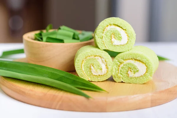 Pandan ciasto roll i świeże Pandan liść na drewnianych — Zdjęcie stockowe