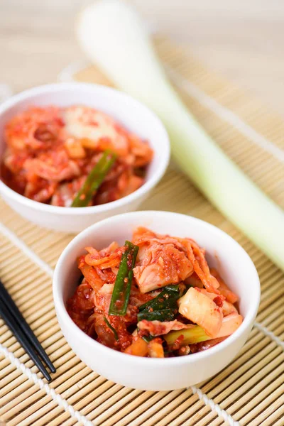 Кимчи капусту в миску, Корейська кухня — стокове фото
