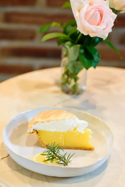 Pedaço de torta de merengue de limão em prato branco — Fotografia de Stock