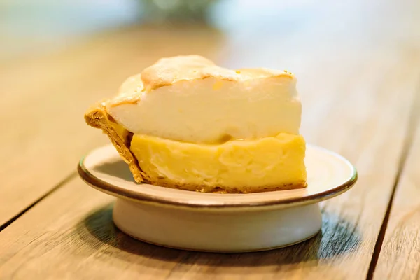 Pedaço de torta de merengue de coco na mesa de madeira — Fotografia de Stock