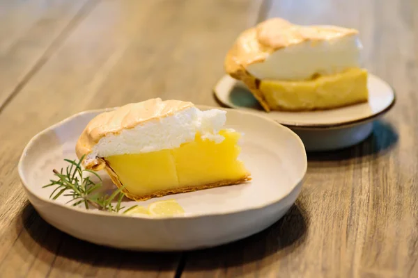 Pedaço de torta de merengue de limão na mesa de madeira — Fotografia de Stock