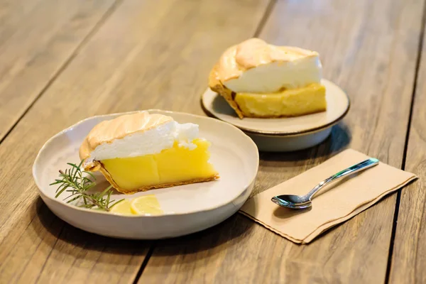 Pièce de tarte au citron meringue sur table en bois — Photo