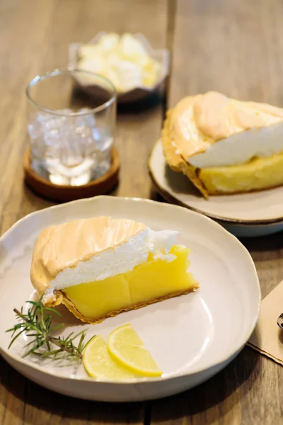 Pièce de tarte au citron meringue sur table en bois — Photo