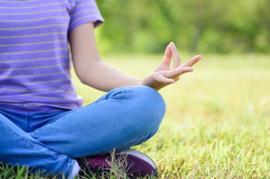 Yakın el, kadın yoga ve meditasyon açık havada