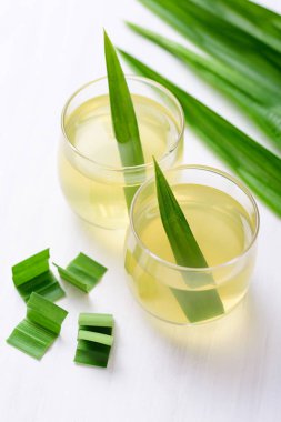 Pandan yaprak ile cam içecek