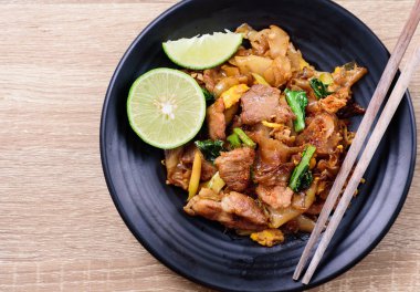 Tay gıda, soya sosu kızarmış pirinç noodle karıştırın (Pad See EW)