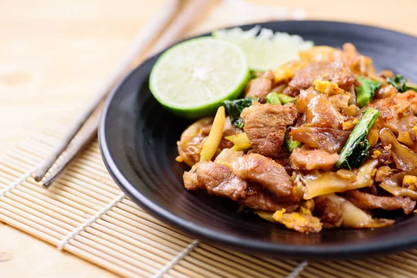 Comida tailandesa, revuelva el fideos de arroz frito en salsa de soja (Pad See Ew ) — Foto de Stock