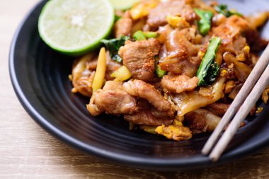 Soya soslu kızarmış pilav eriştesi karıştırın (Pad See Ew)