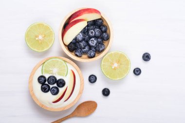 Yaban mersini, elma ve limon ile yoğurt yeme