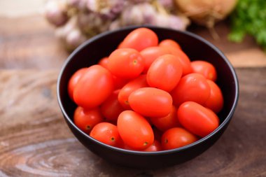 Siyah bir kapta kiraz domates