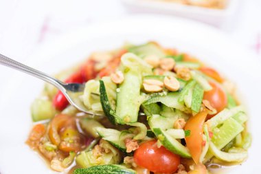 Baharatlı salatalık salatası, Tay gıda yeme