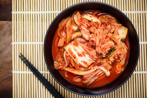 Kimchi kubis dalam mangkuk, makanan Korea, pandangan atas — Stok Foto