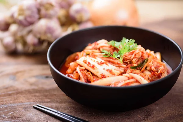 Chou kimchi dans un bol, nourriture coréenne — Photo