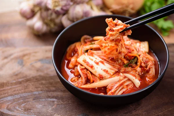 Mangiare cavolo kimchi in una ciotola, cibo coreano — Foto Stock